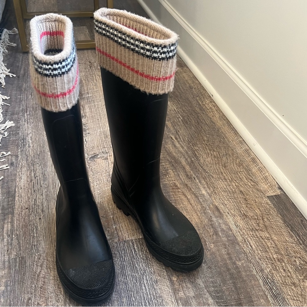 Burberry rain boots lightly worn size 7
